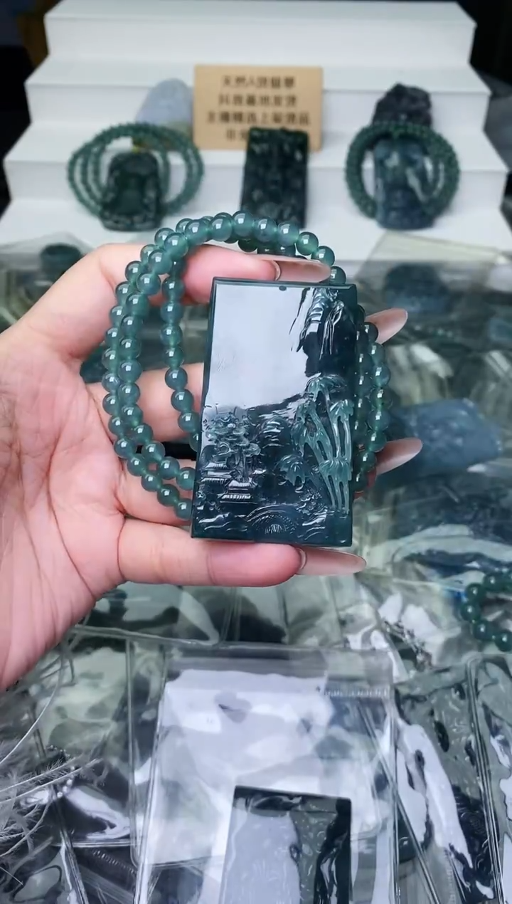 颈饰未镶嵌翡翠 