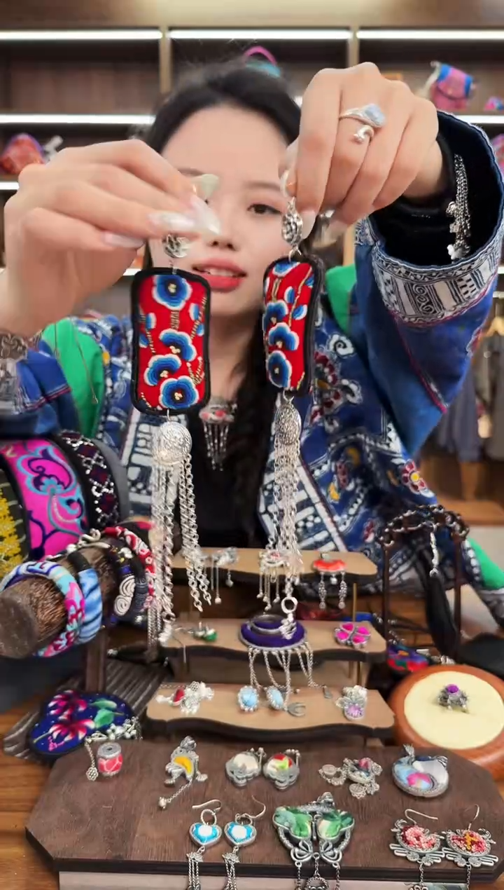 【闪购商品】织绣167蒙阿苏苗绣传承