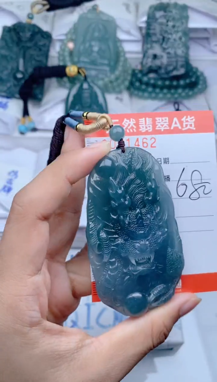 颈饰未镶嵌翡翠 