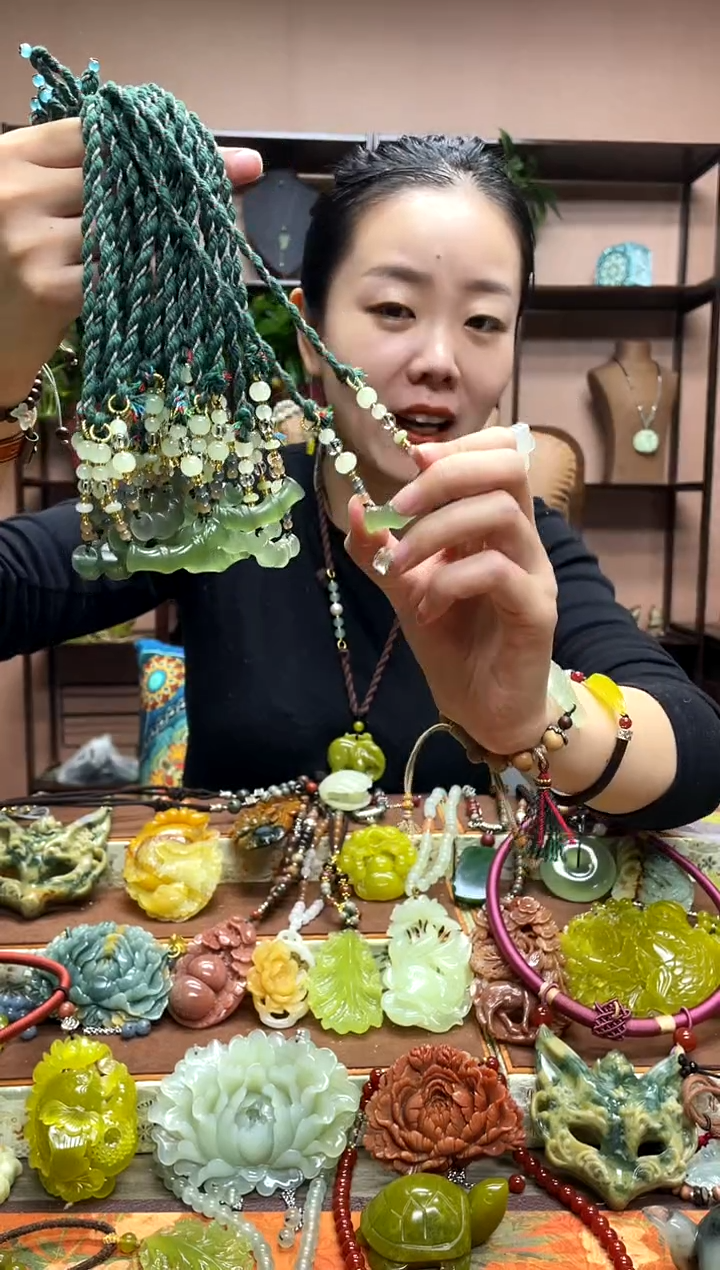 未镶嵌岫玉吊坠多样性发货发其中之一