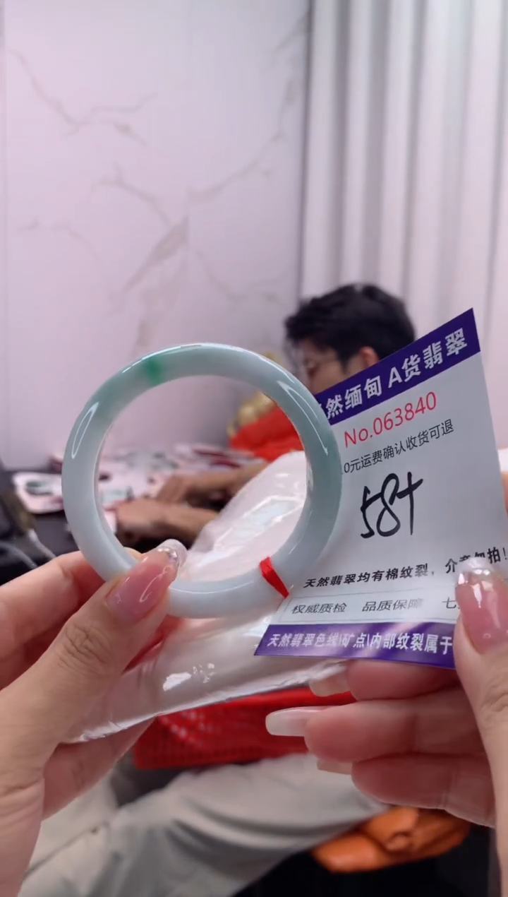 翡翠手镯未镶嵌有纹，完美者勿拍