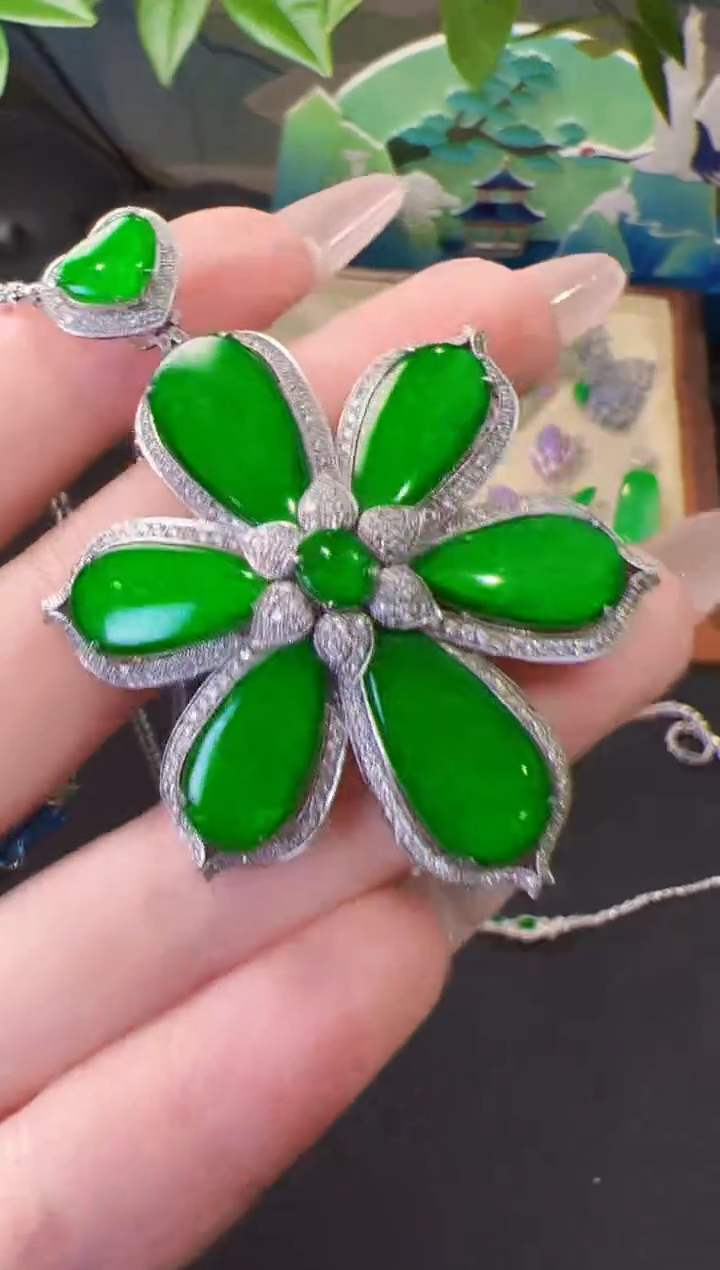 【闪购商品】翡翠吊坠(不含链)18K金镶嵌吊坠