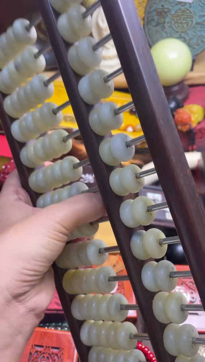玉白色玉珠算盘摆件