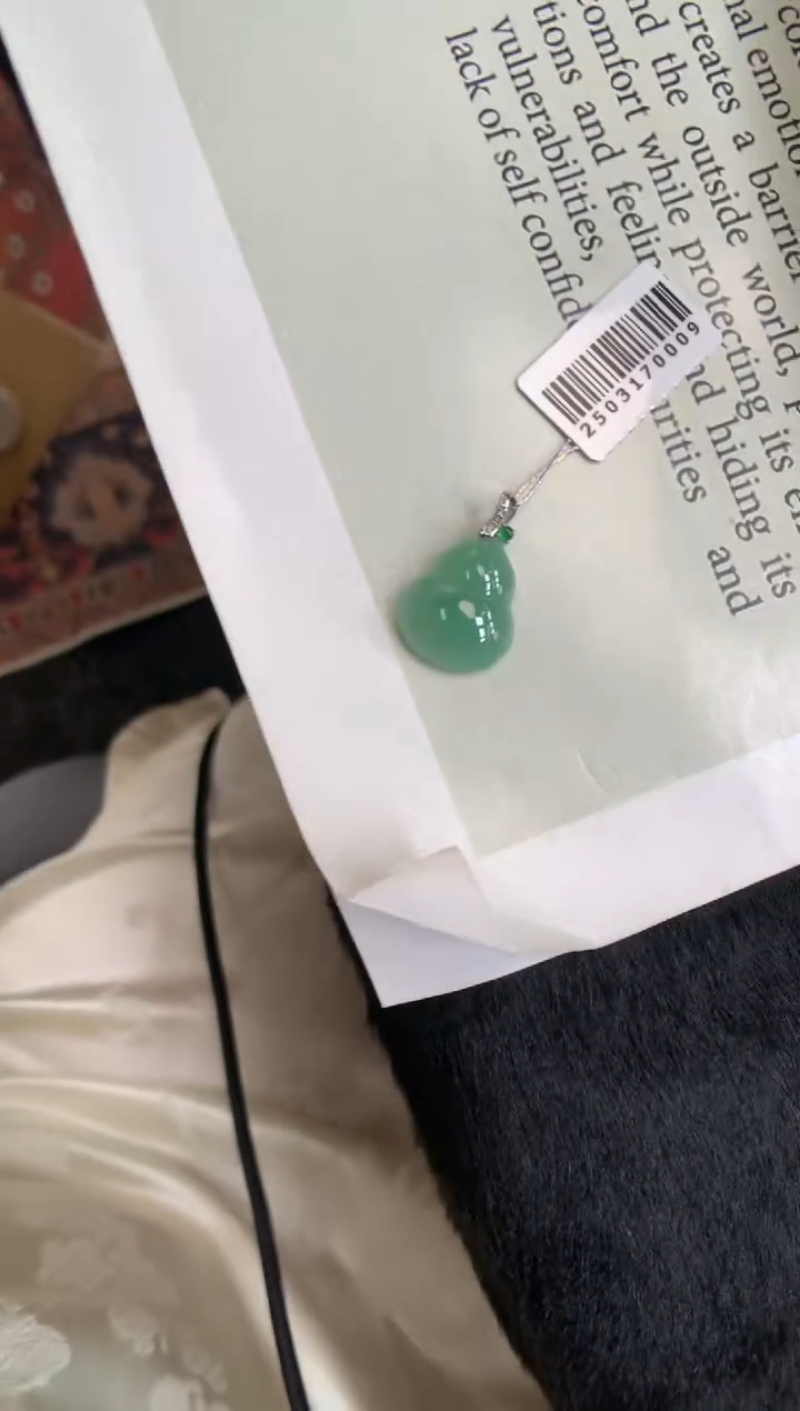 翡翠18K金镶嵌颈饰葫芦