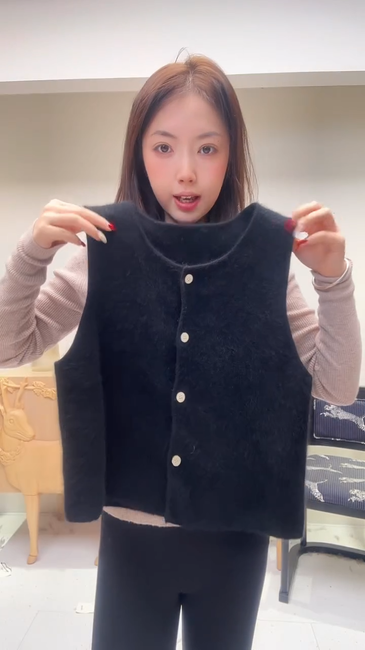 黑色马甲经典白扣