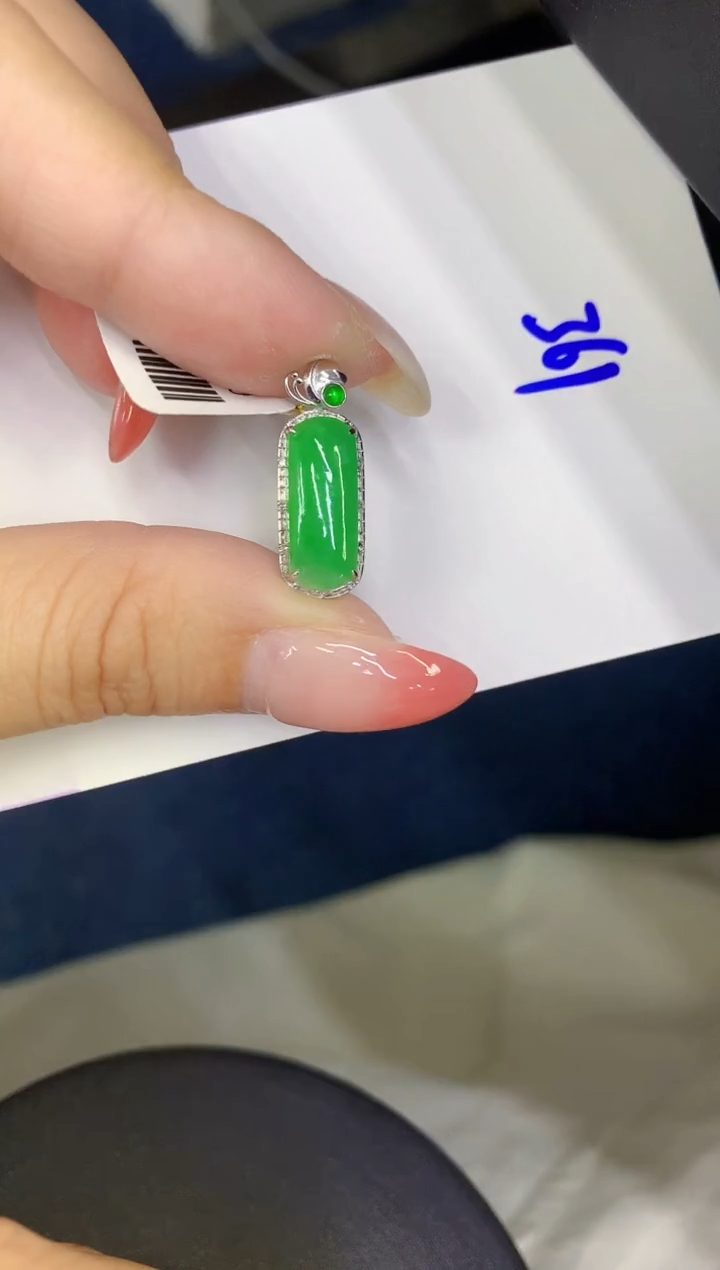 翡翠18K金镶嵌颈饰缅甸天然翡翠A货