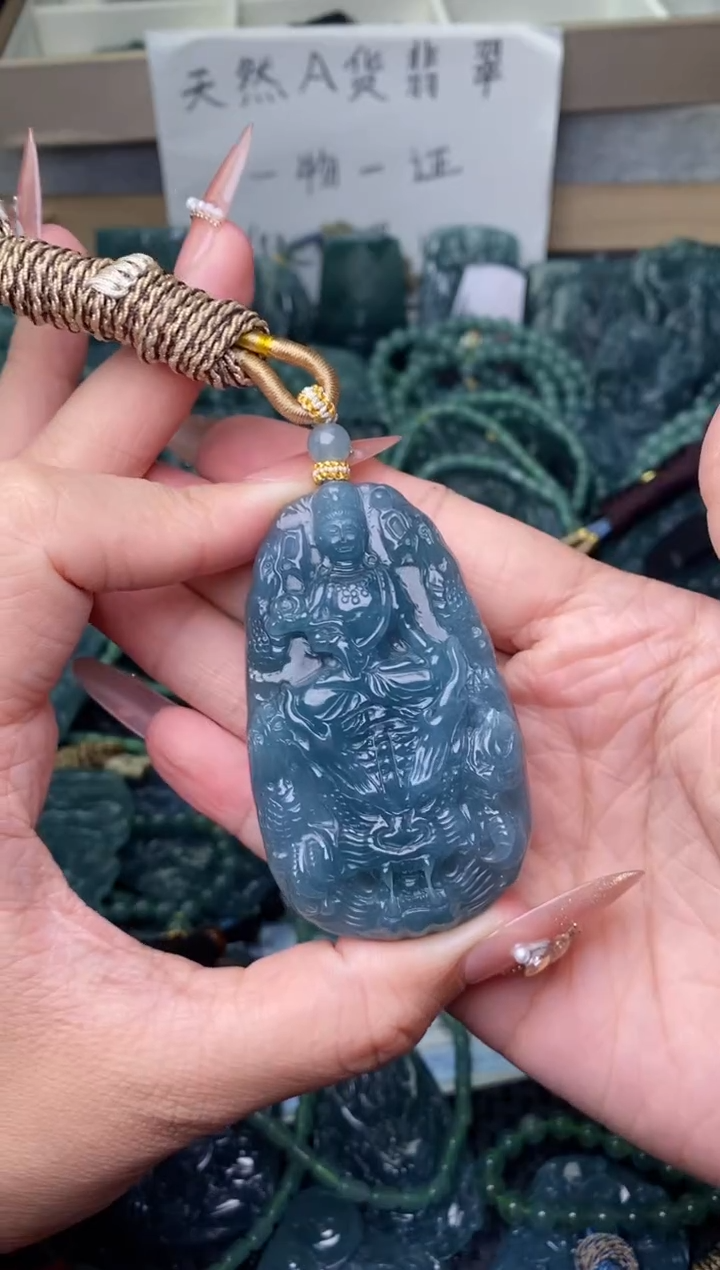 翡翠未镶嵌颈饰          