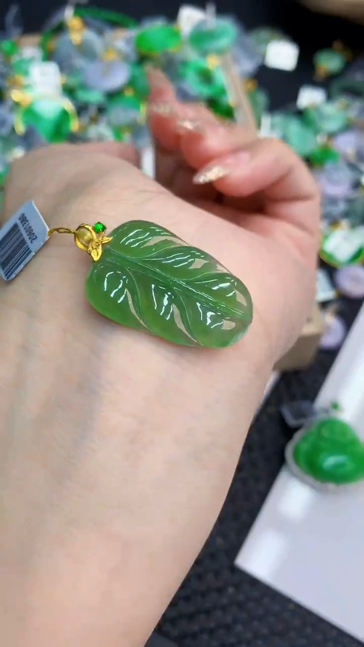翡翠18K金镶嵌颈饰             8