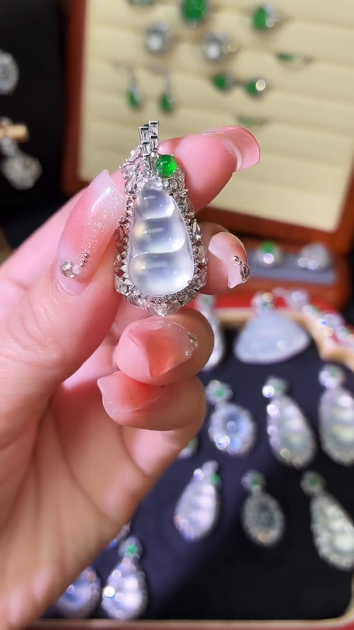 颈饰18K金镶嵌翡翠福豆