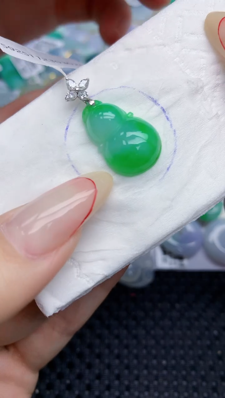 颈饰18K金镶嵌翡翠24   天然翡翠A货  百元以上9米证书费自理