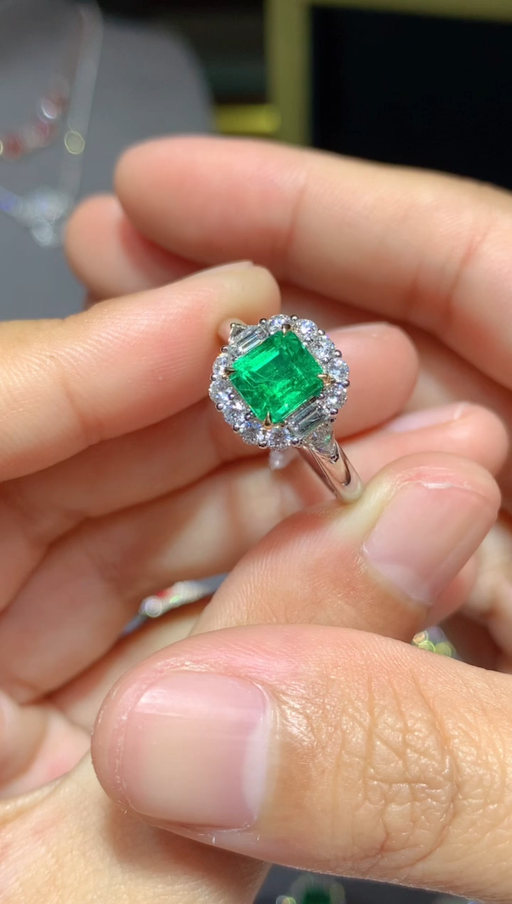 【闪购商品】祖母绿戒指18K金镶嵌1.45CT 