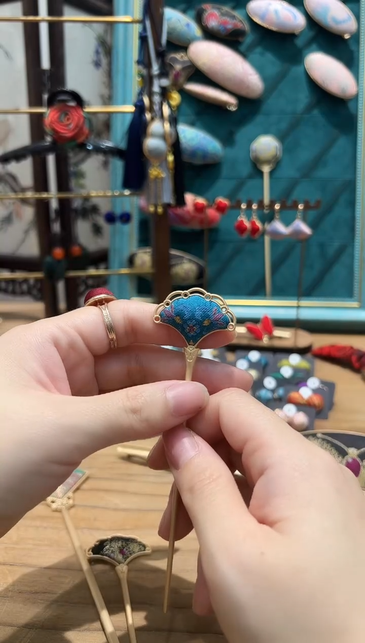 【闪购商品】【一物一拍专车】蓝色苏地扇形发簪