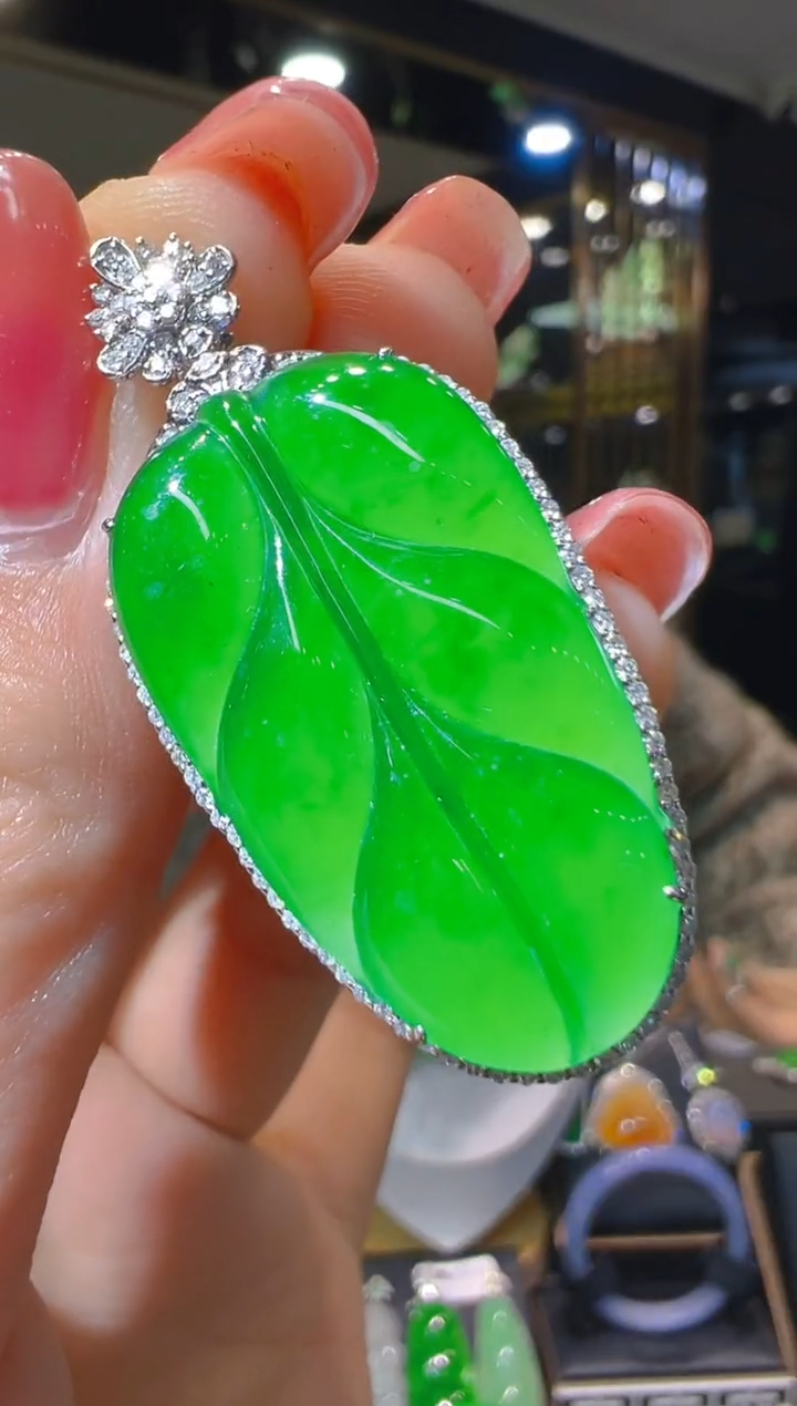 【闪购商品】翡翠吊坠(赠链)18K金镶嵌029     