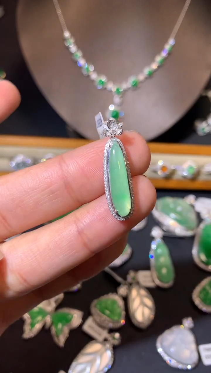 【闪购商品】翡翠吊坠(不含链)18K金镶嵌吊坠