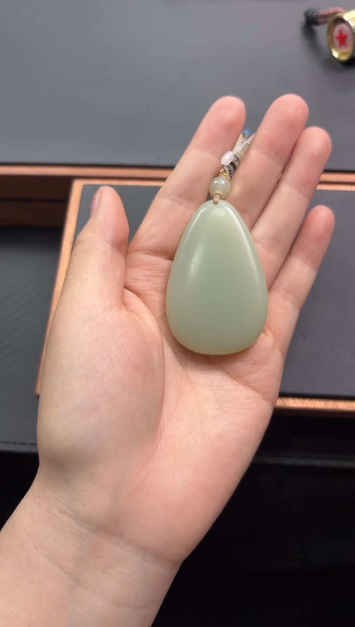 【闪购商品】和田玉吊坠(赠链)未镶嵌且末微色差迪克兰吊坠