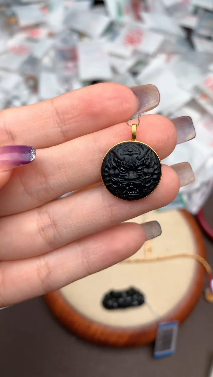 18K金镶嵌挂件翡翠一