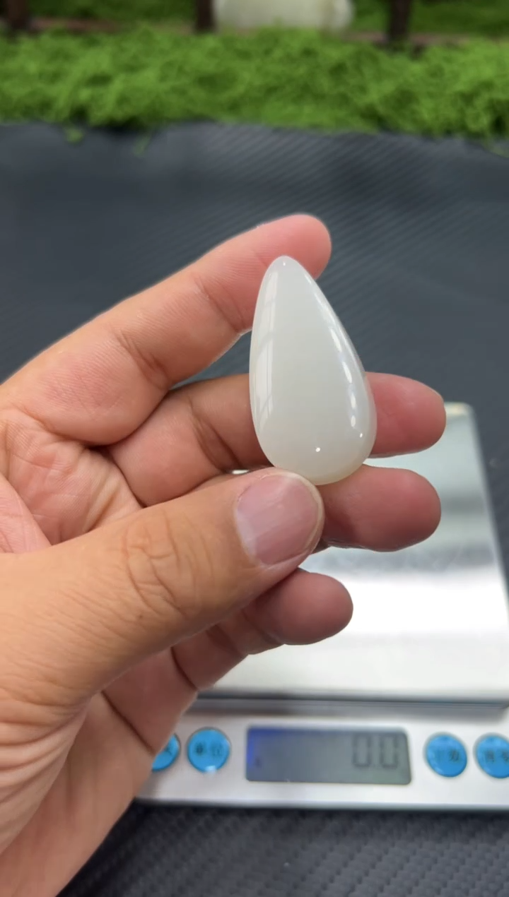 吊坠(赠链)未镶嵌和田玉黑山微色差吊坠