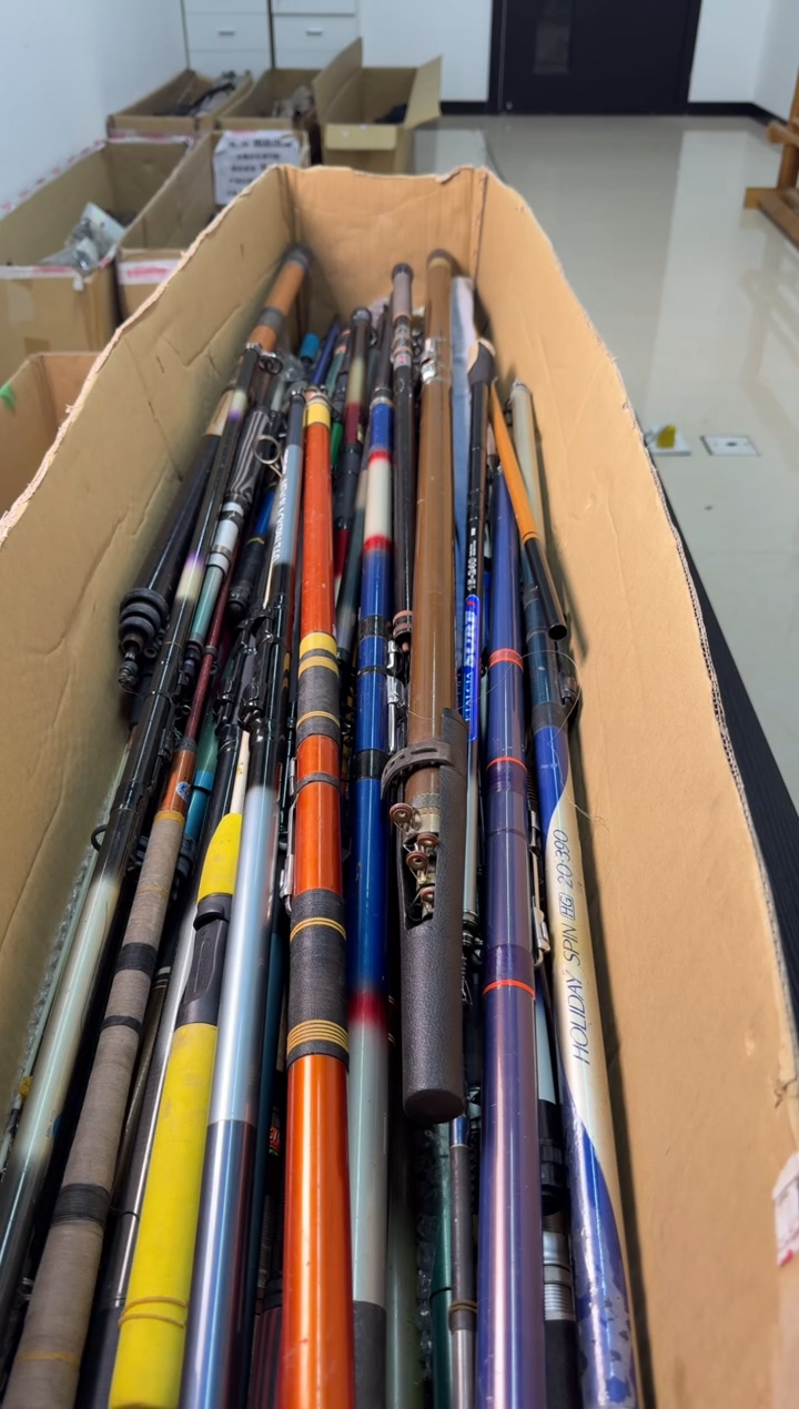 瓦*纳 孤品微瑕， 以直播间为准  加 10元发顺丰