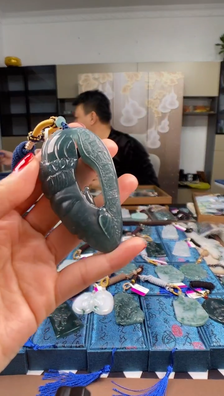 颈饰未镶嵌翡翠 多样性发其一