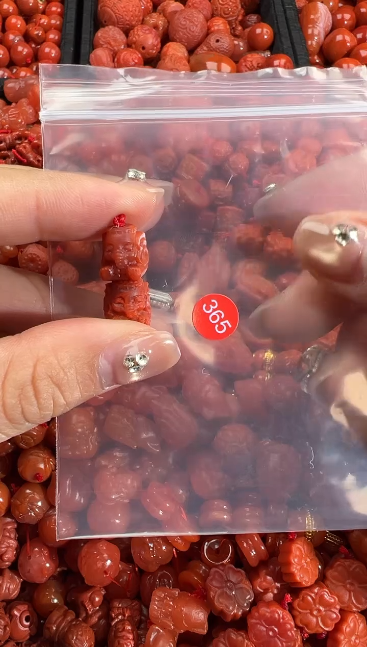南红玛瑙合金颈饰1
