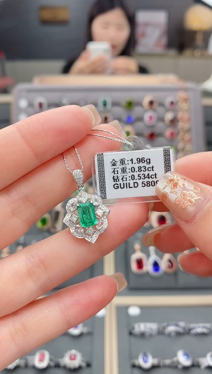 【闪购商品】祖母绿颈饰18K金镶嵌0.83    