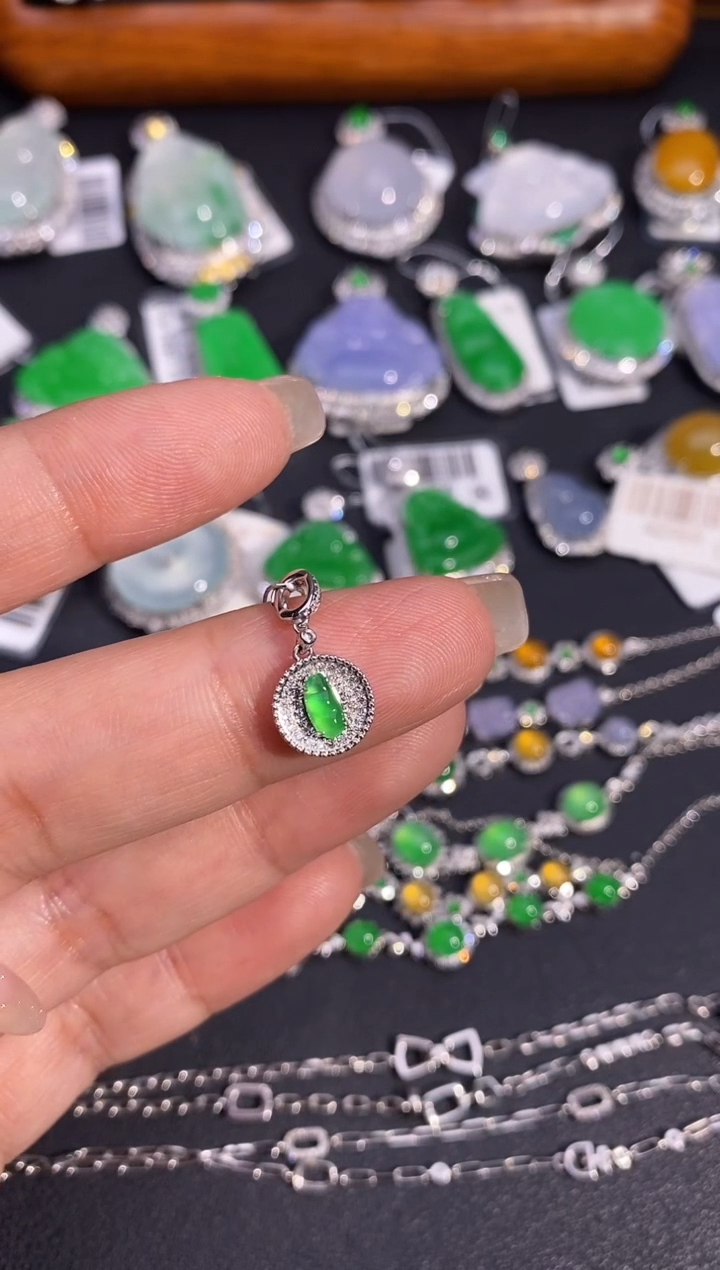 【闪购商品】翡翠颈饰18K金镶嵌吊坠