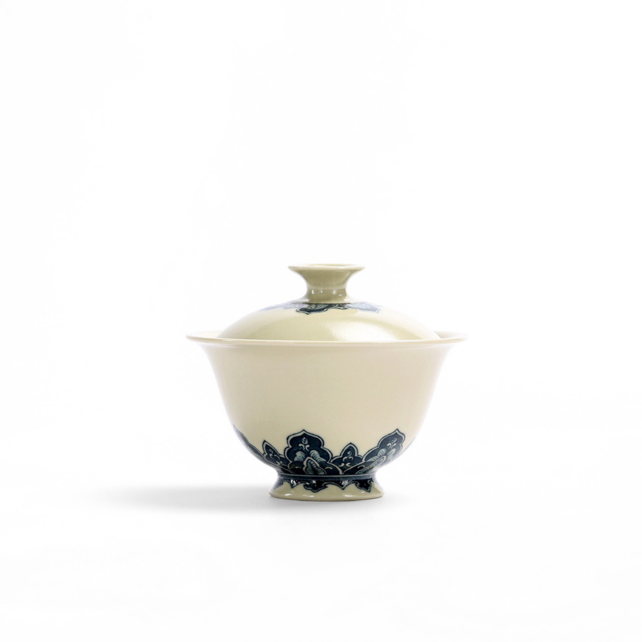 南山云泊 定白 蕉叶吉祥纹云裳盖碗