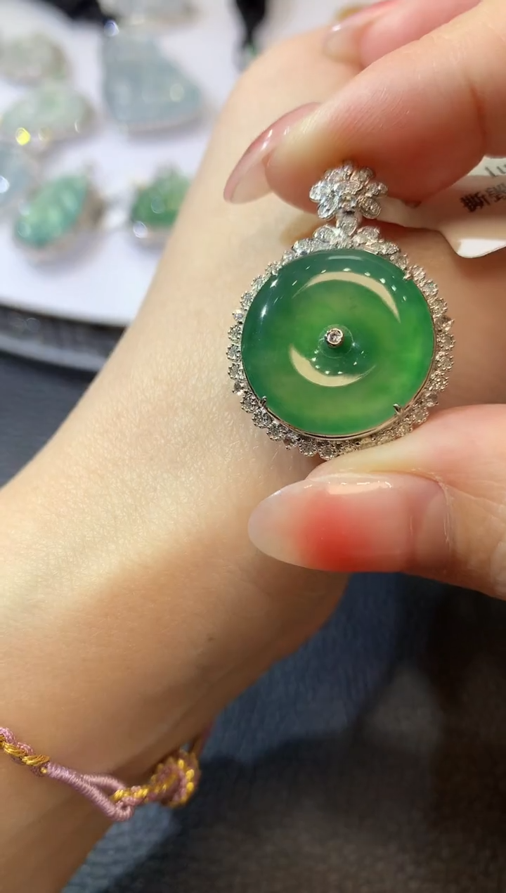 【闪购商品】翡翠吊坠(不含链)18K金镶嵌C47 