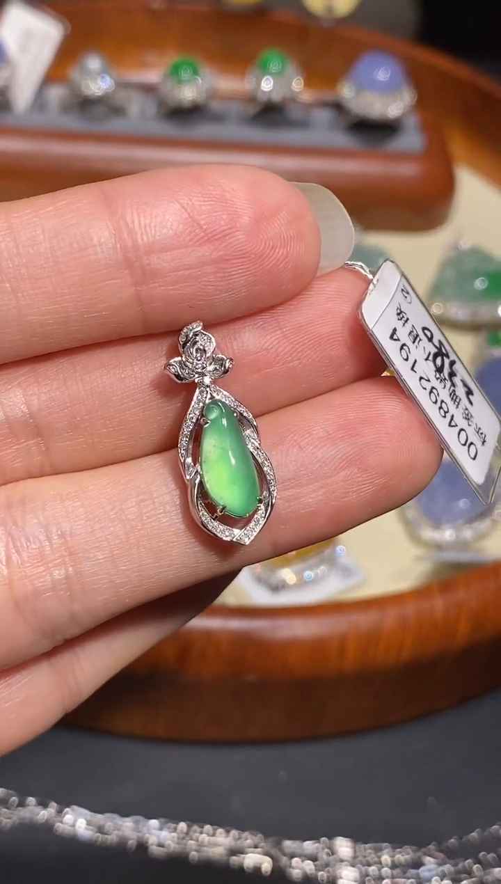 【闪购商品】翡翠吊坠(不含链)18K金镶嵌吊坠