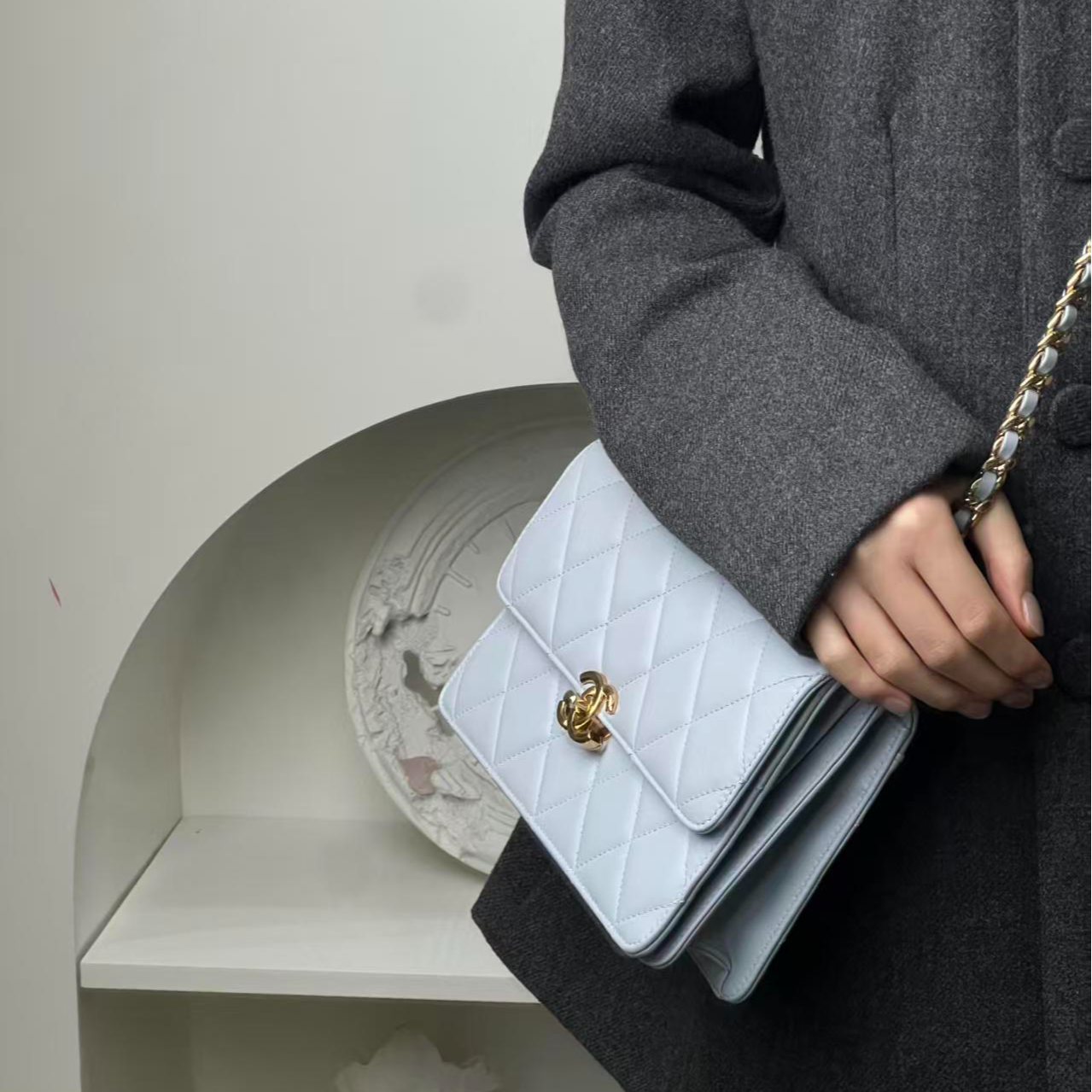 99新 Chanel/香奈儿 24p雕刻手柄口盖包天蓝色羊/甄选