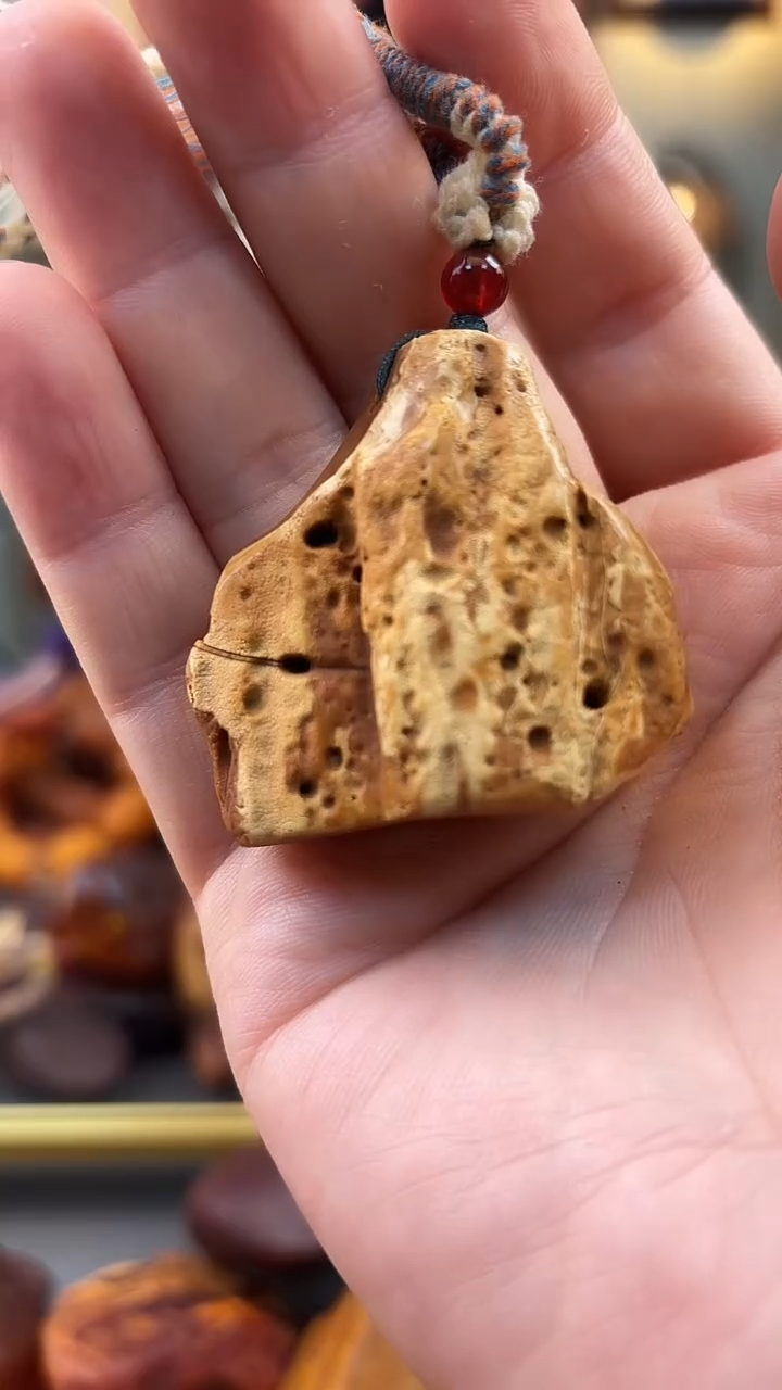 未镶嵌颈饰琥珀吊坠