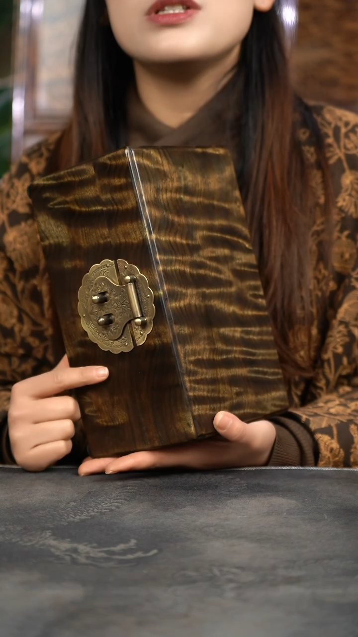 【闪购商品】金丝楠木艺云彩水波精工一木一器收纳盒041