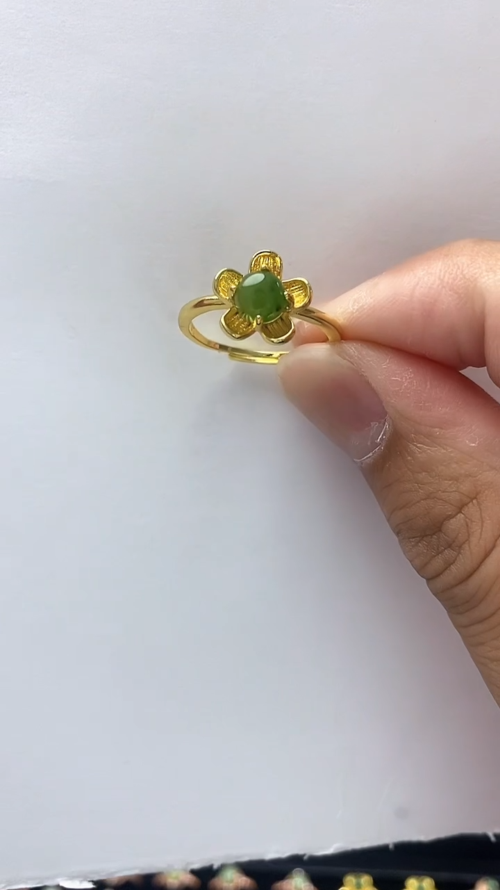 和田玉未镶嵌颈饰梅花戒指