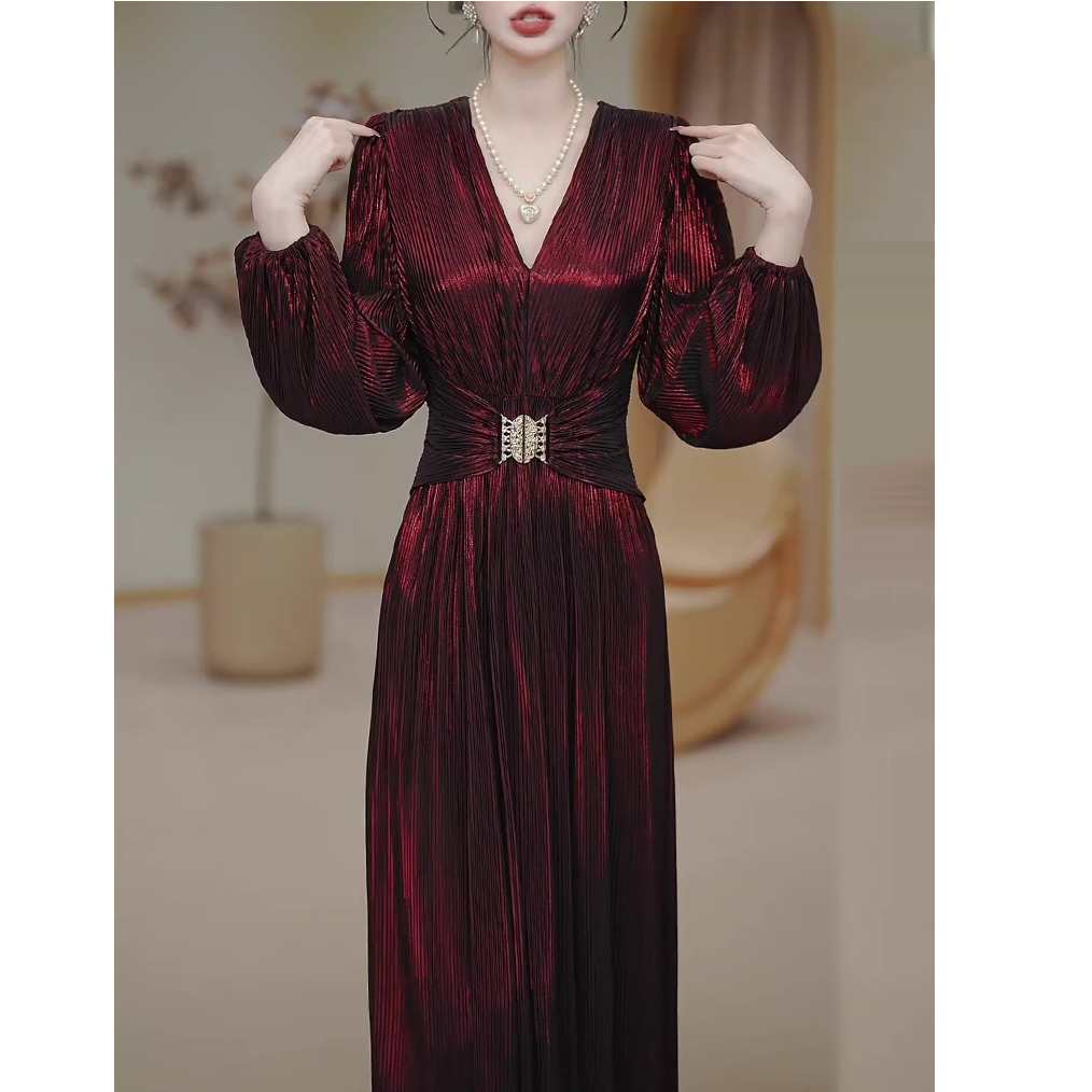 高级感轻奢洋气高贵连衣裙2025春秋新款V领收腰减龄显瘦过膝长裙