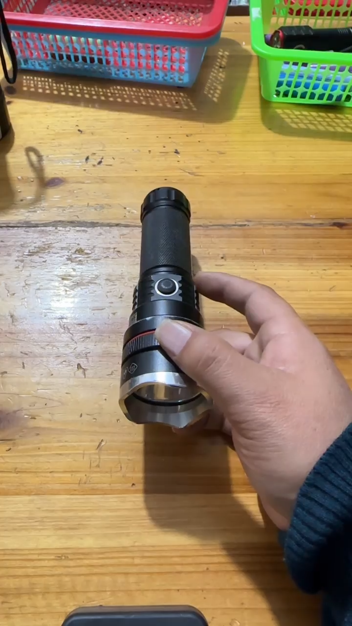 A844定焦手电21700款不带电池外观瑕疵严重