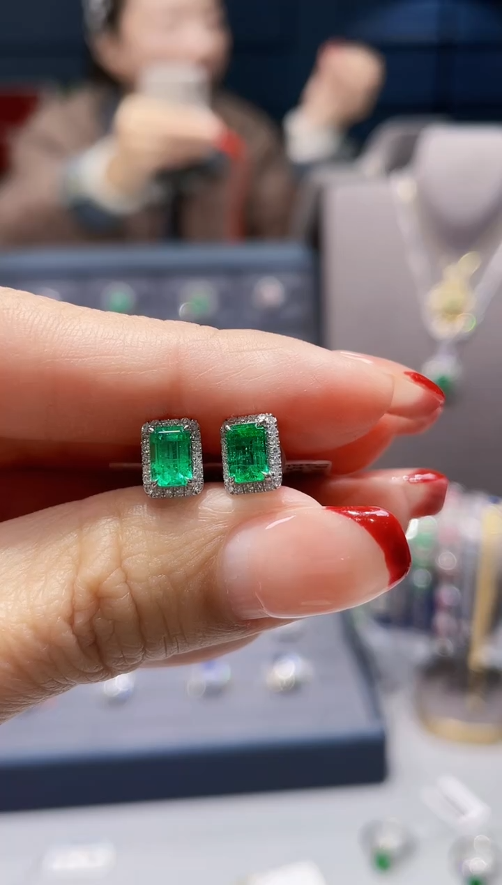 【闪购商品】祖母绿耳钉18K金镶嵌1.28克拉