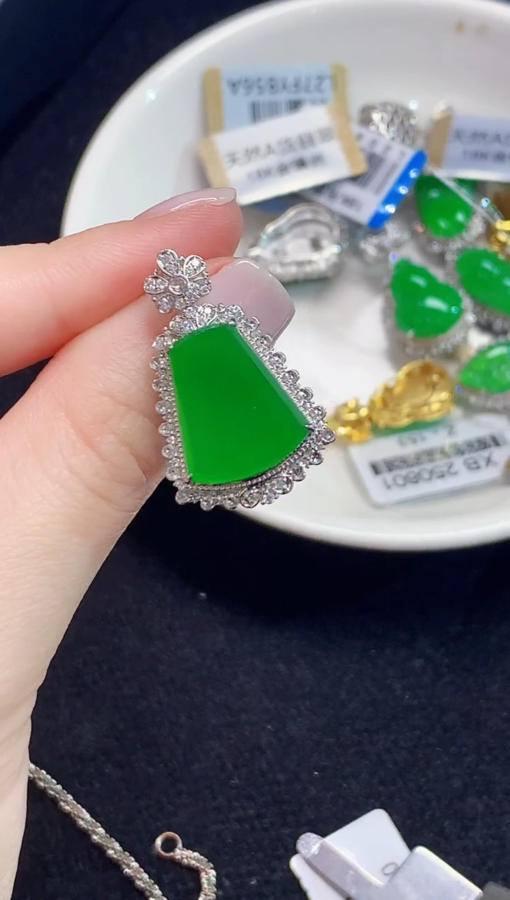 吊坠(不含链)18K金镶嵌翡翠多样性发其一