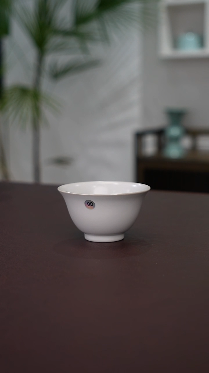 88号月白压手杯微瑕无纹  鱼