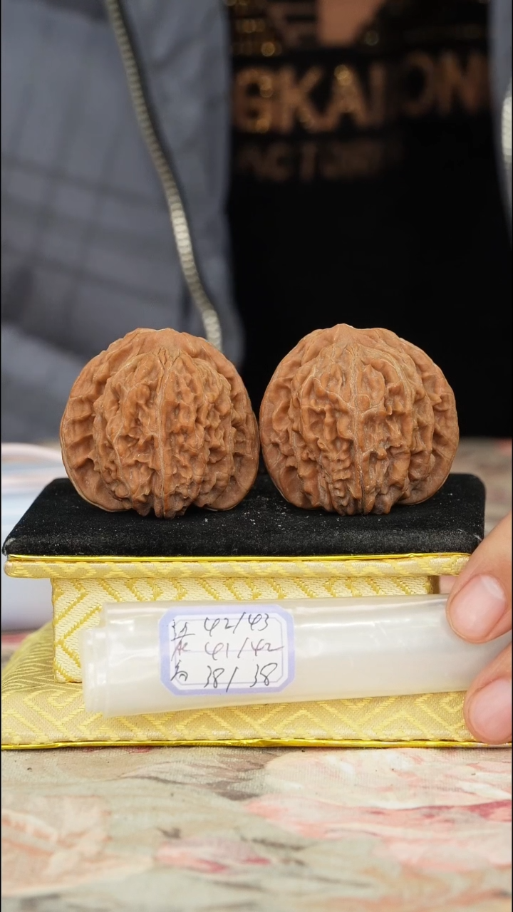 【闪购商品】文玩核桃把件一代楼