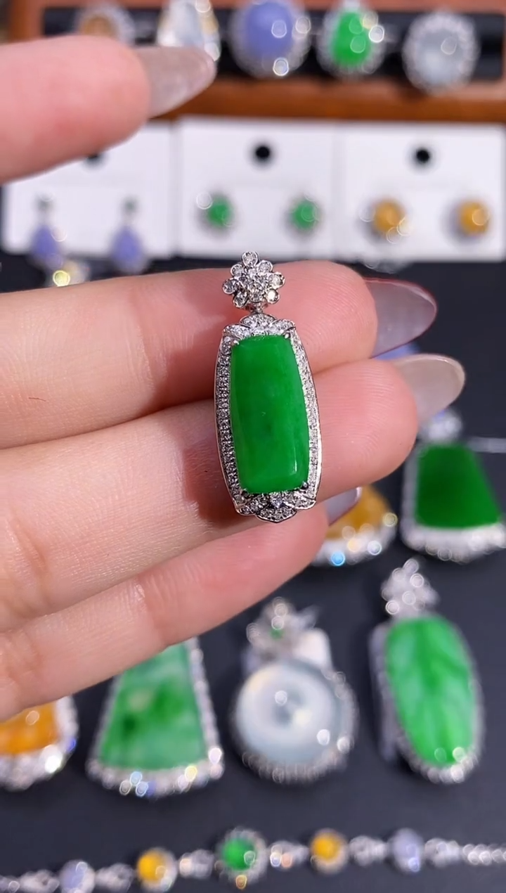 【闪购商品】翡翠颈饰18K金镶嵌吊坠