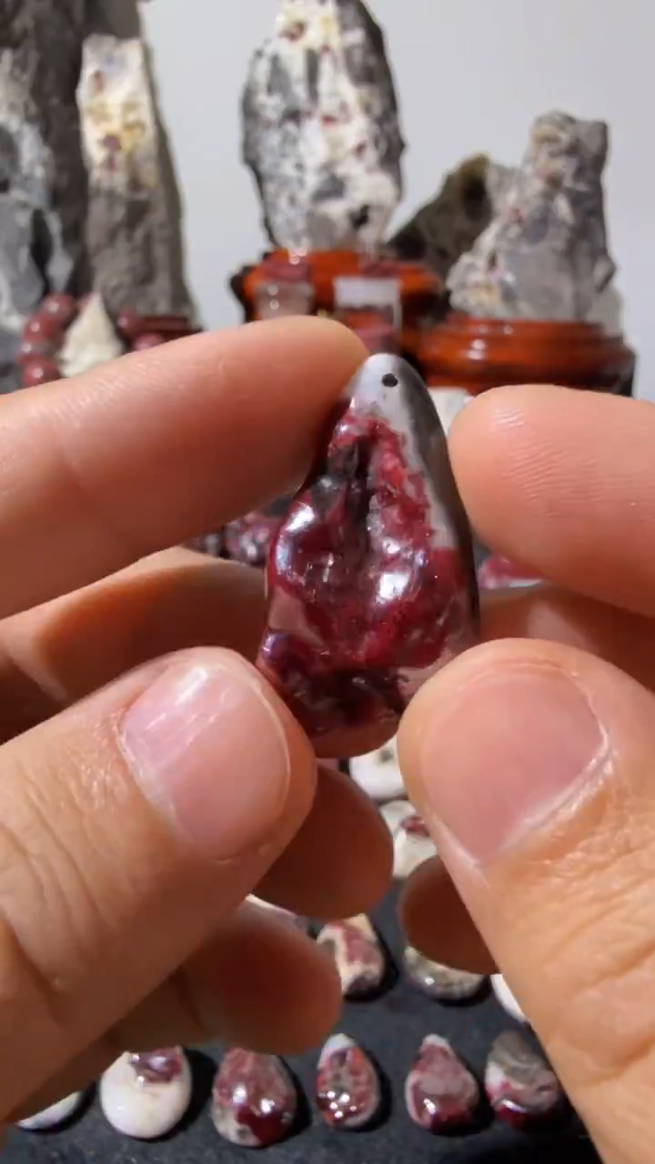 天然辰砂E**a天然辰砂天然朱砂大晶砂随行吊坠