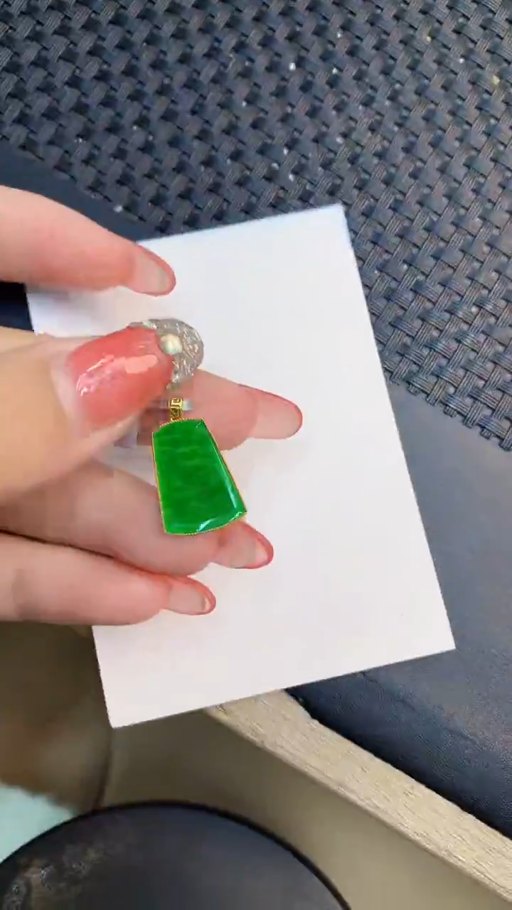 颈饰18K金镶嵌翡翠1