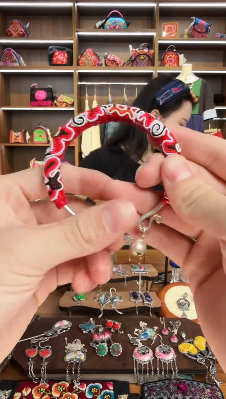 【闪购商品】织绣181蒙阿苏苗绣传承