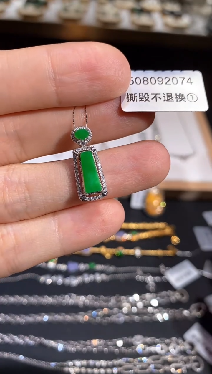 翡翠18K金镶嵌颈饰吊坠