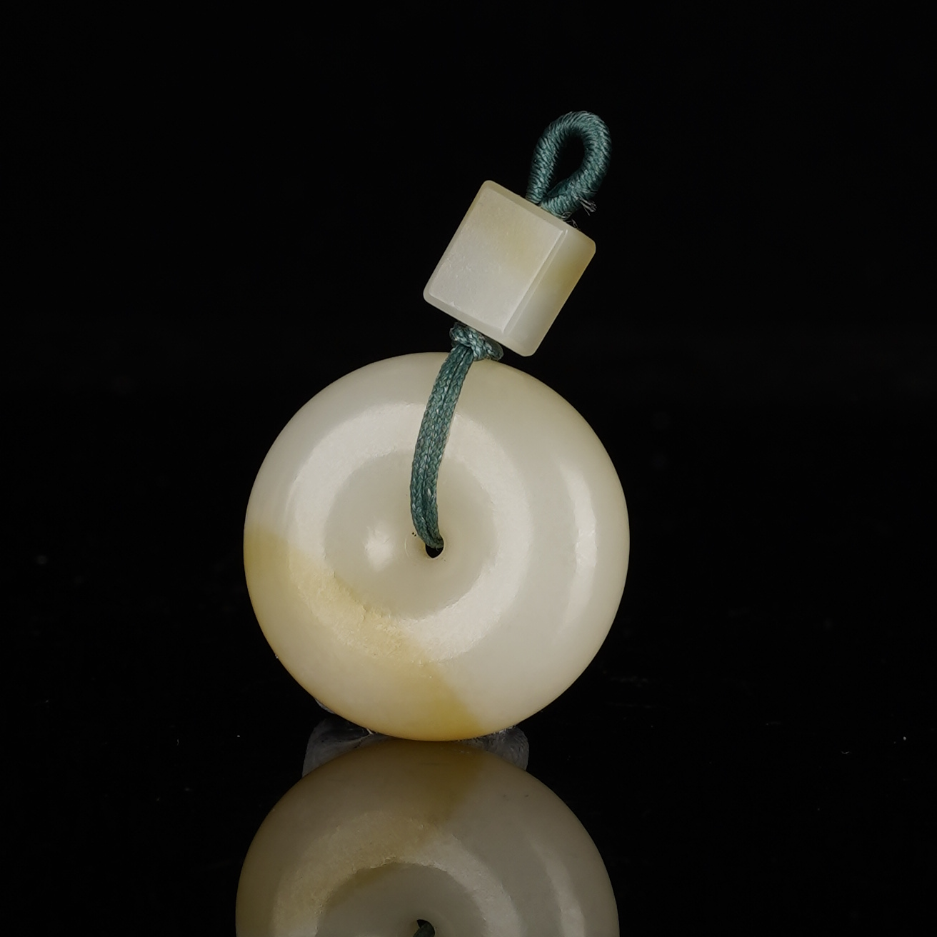 XR02104二十世纪和田玉平安扣