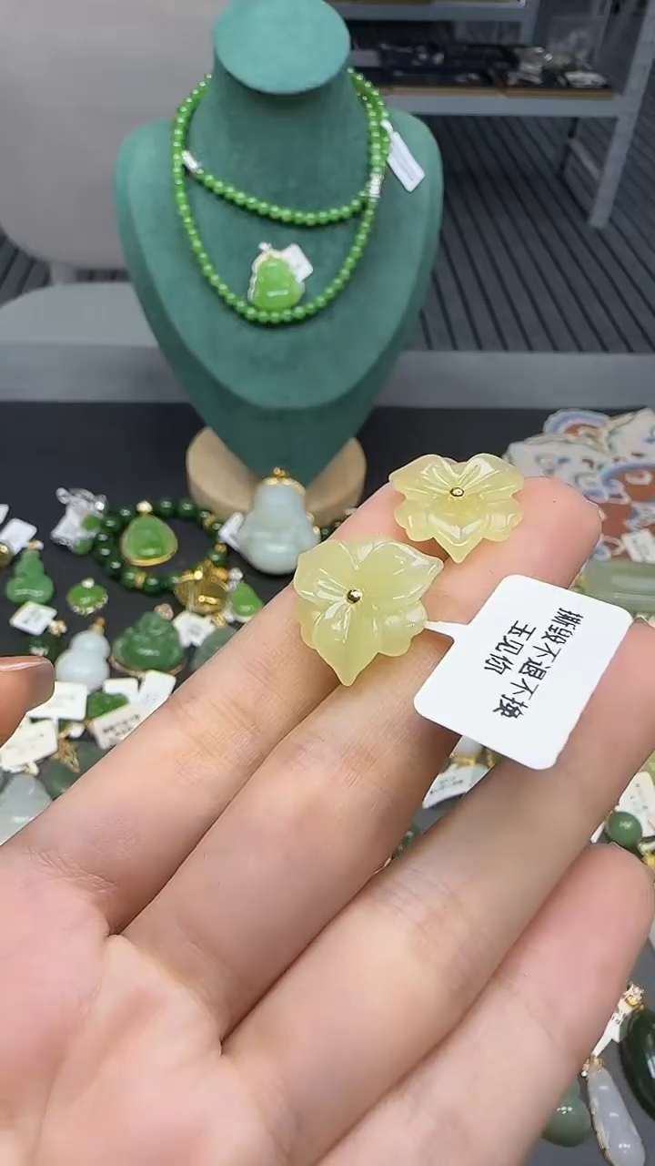 18K金镶嵌和田玉耳饰1