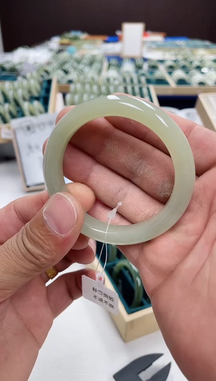 和田玉手镯未镶嵌和田玉手镯 