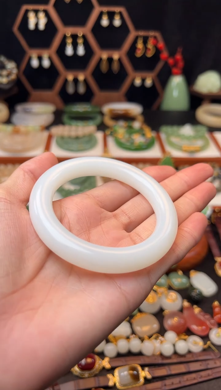 和田玉手镯未镶嵌5556