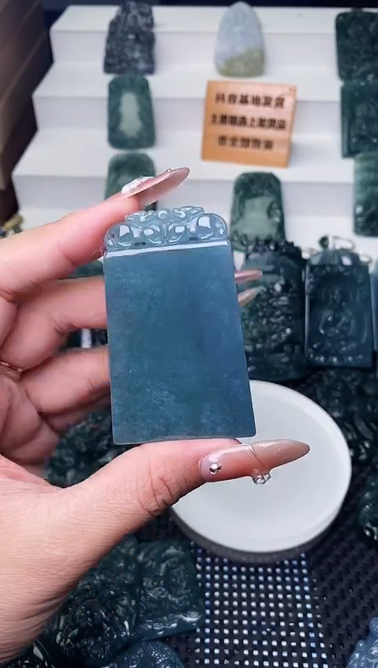 颈饰未镶嵌翡翠 