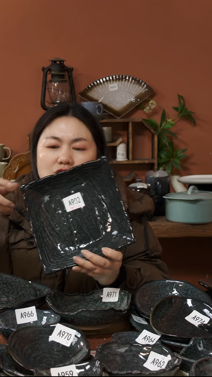 陶瓷A902陶瓷四足窑变浮雕方盘碗一个微瑕20*5